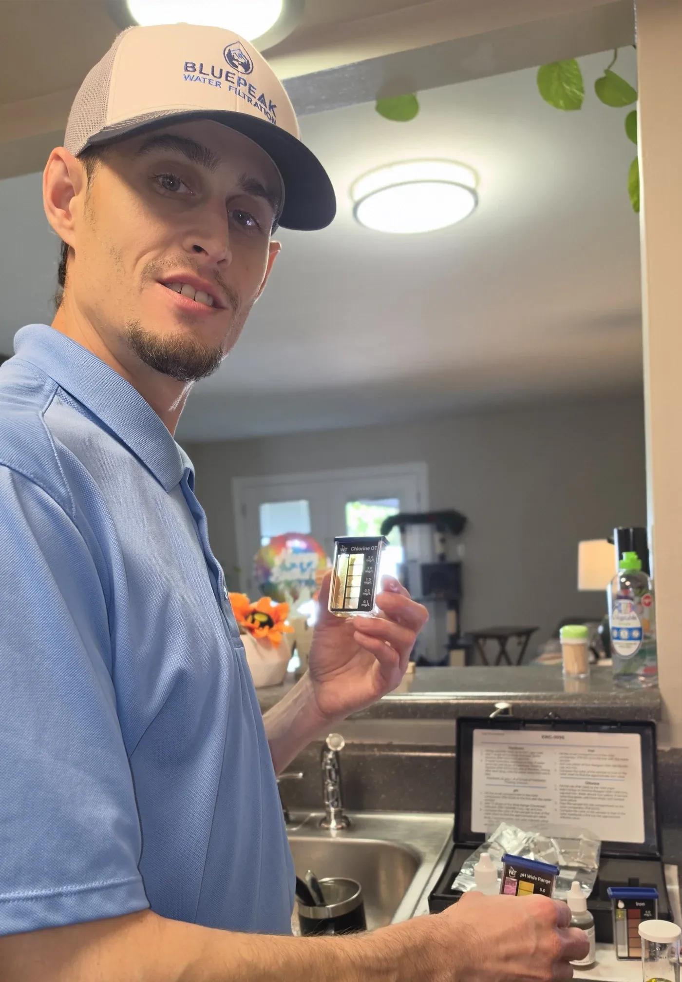 Branden, de BluePeak Water Filtration, haciendo una prueba de agua gratis a domicilio